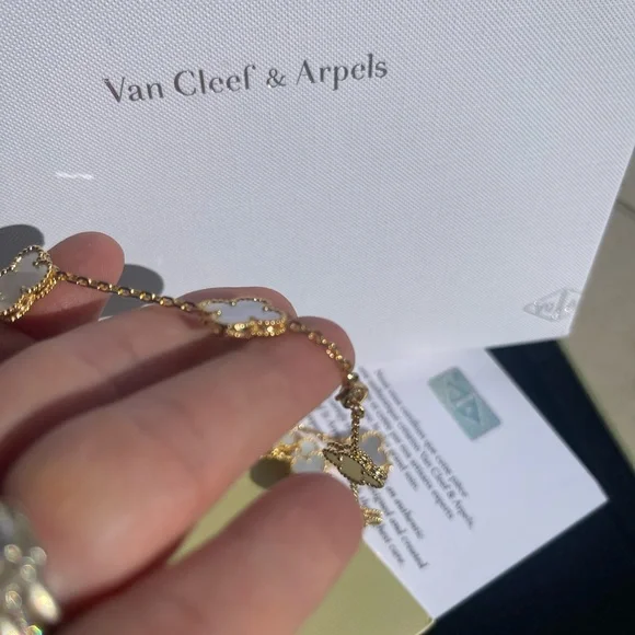 VAN CLEEF & ARPELS Necklace 18k Gold $25,000 - Picture 3 of 14